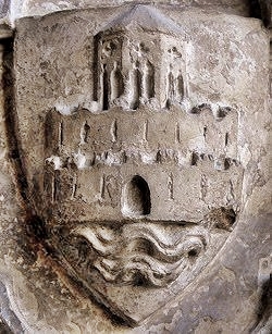 L’antic escut medieval de València, a la Porta dels Apòstols de la Catedral.