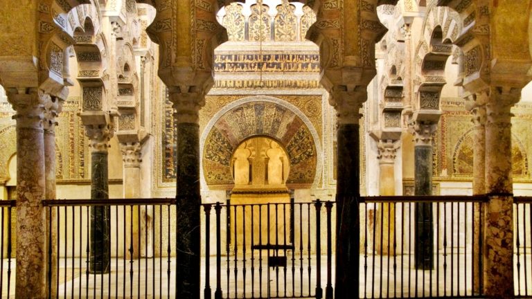 El mirhab de la Mesquita major de Balansiya, i la Porta de l’Almoina de la Catedral.