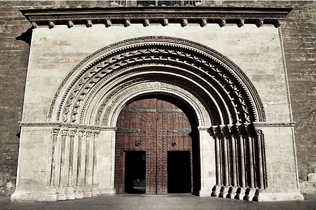 Les marques dels picapedrers que van construir la Porta de l’Almoina de la Catedral.