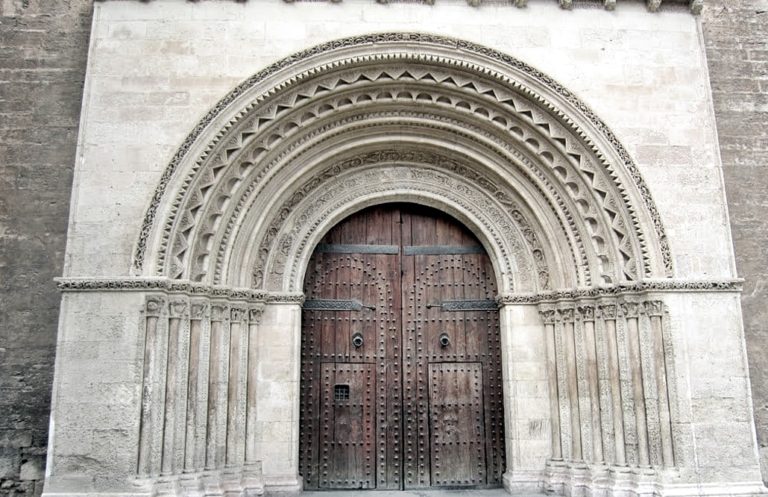 El símbol de Satan, gravat a la Porta romànica de la Catedral de València?