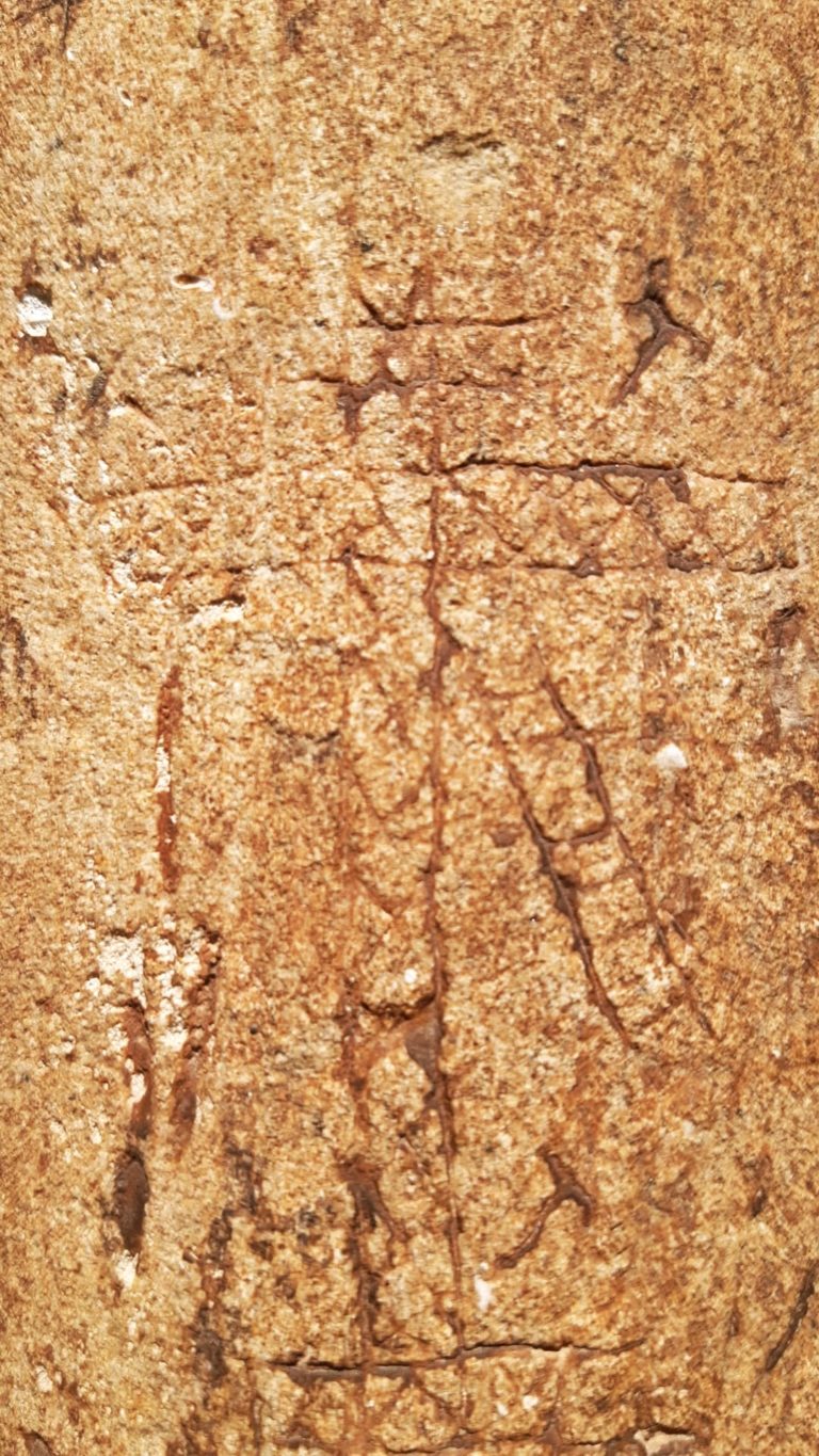 La troballa d’un antic pictograma del Davallament de Jesús de la creu, a la porta de l’Almoina de la Catedral de València.