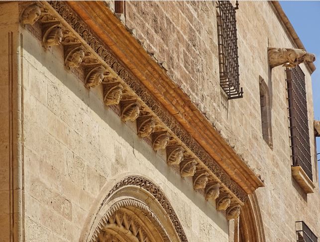 Els catorze retrats en pedra de la porta de l’Almoina de la Catedral de València.