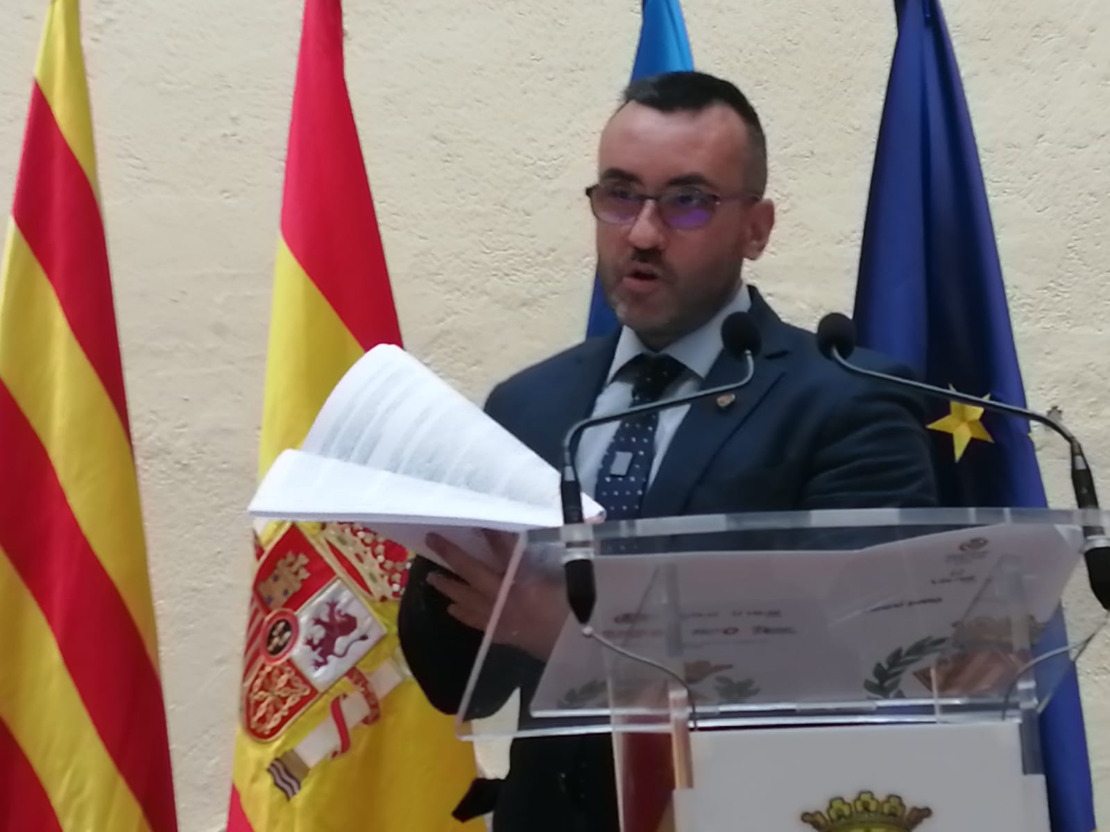 Imagen del alcalde de Vila-real con unos papeles en las manos que es la sentencia del Caso PIAF