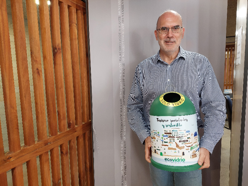 Manuel Villar junto al contenedor de reciclaje