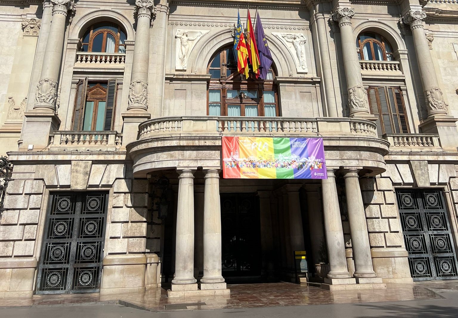 Bandera LGTBI en el balcón del consistorio/ AyuntamientoVLC