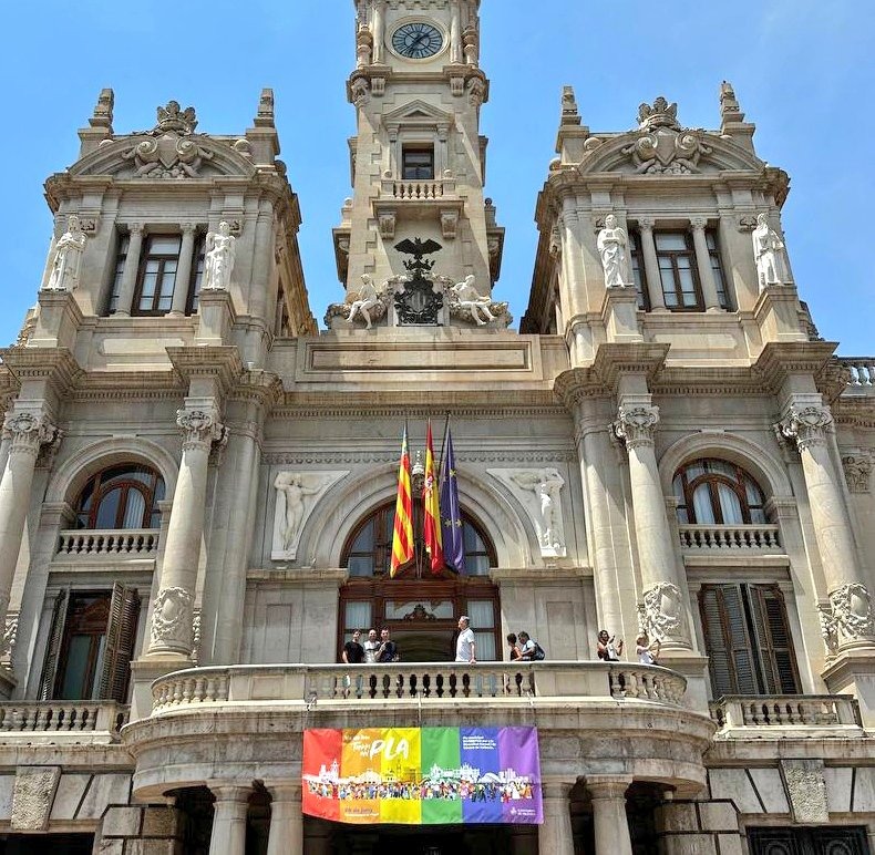 Ayuntamiento con pancarta LGTBI/ @JoanRibó