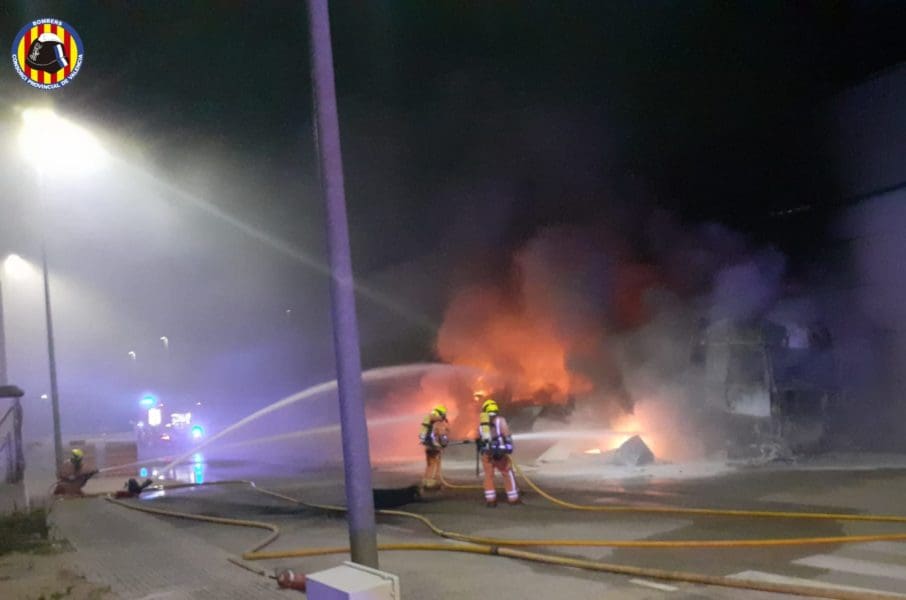 Bomberos interviniendo en el incendio/ CPBV
