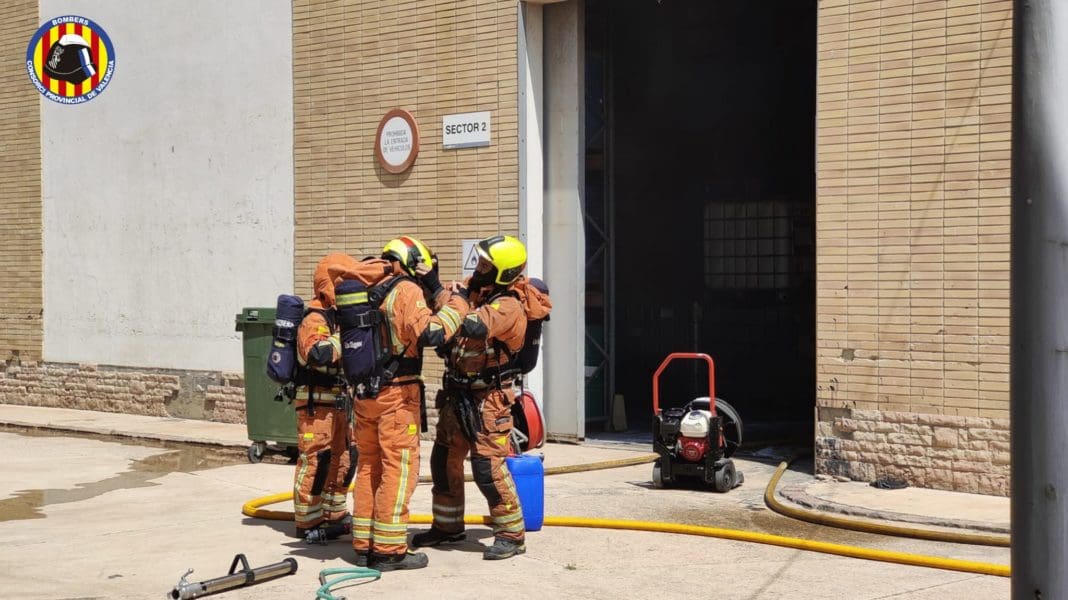 Bomberos interviniendo en el incendio/ CPBV
