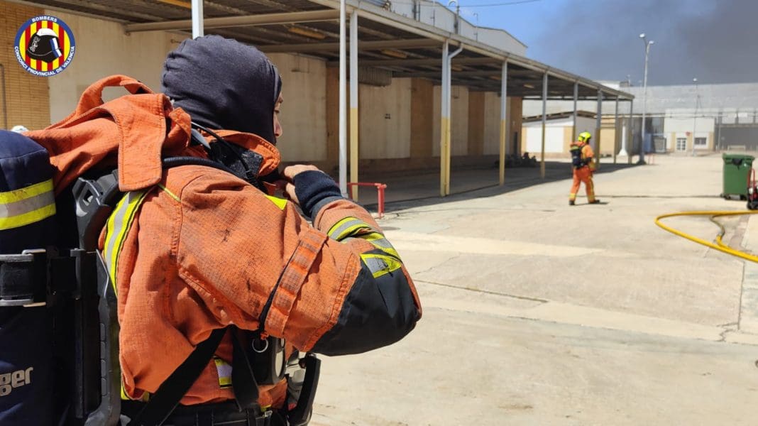 Bomberos interviniendo en el incendio/ CPBV