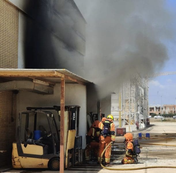 Bomberos interviniendo en el incendio/ CPBV