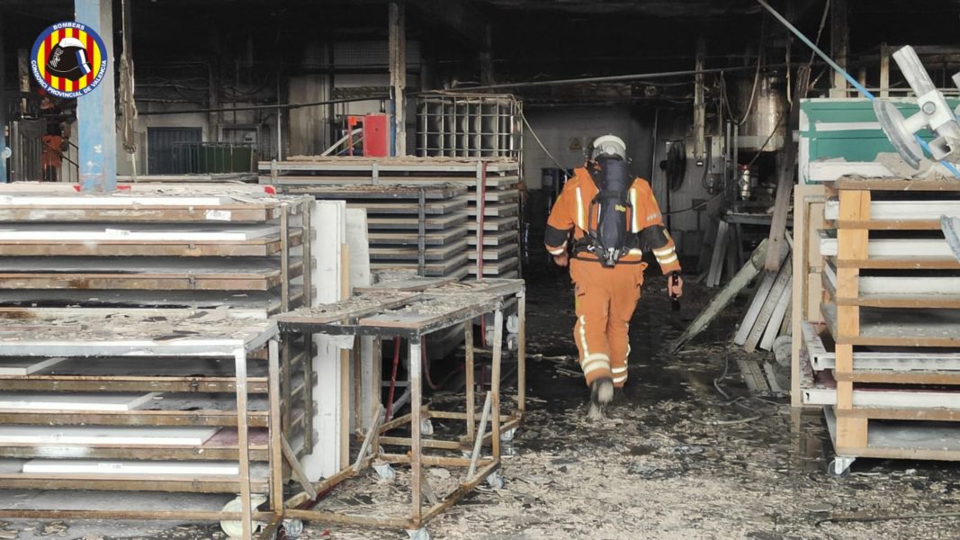 Bomberos en uno de los momentos del incendio industrial de Albal/ CPBV