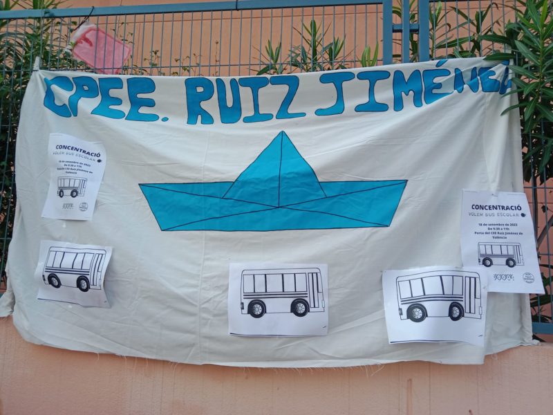 Pancarta que han colgado en los alrededores de uno de los centros de València/ CEE Ruiz Jiménez